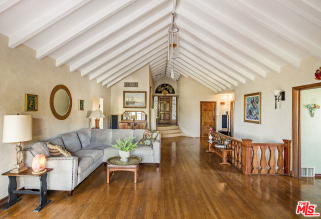 2882 Belden Drive, Los Angeles CA: https://media.crmls.org/mediaz/14fe4e84-e239-495d-8199-3b8256ea3a1e.jpg