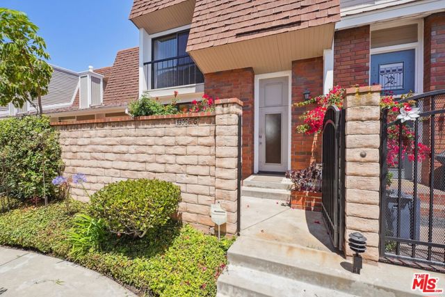 13065 Mindanao Way, Marina del Rey CA: https://media.crmls.org/mediaz/14fe8652-0123-450a-a25b-64073229d81c.jpg