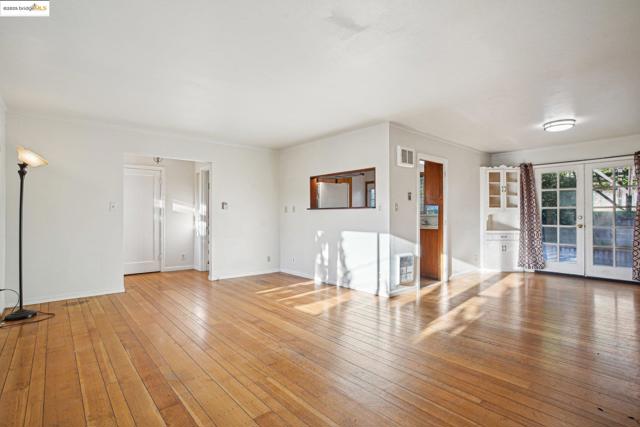 6576 Lucas AVE, Oakland CA: https://media.crmls.org/mediaz/14fef826-14eb-41d1-8838-cab0093c9522.jpg