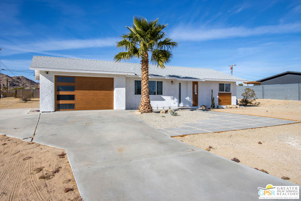 4742 Avenida La Flora Desierta