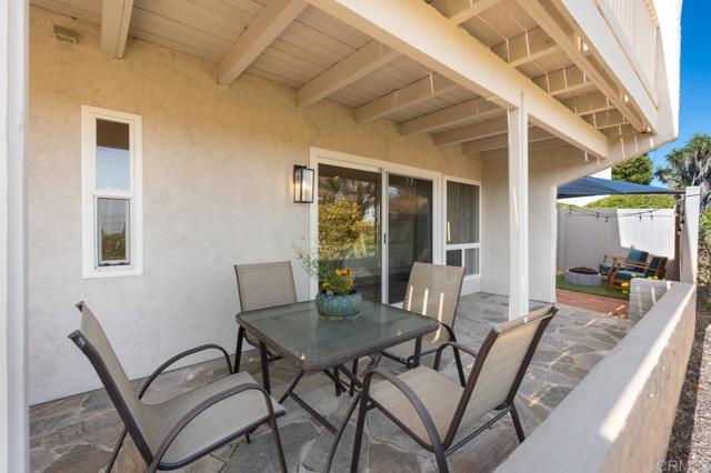 2163 Caminito San Martin, La Jolla CA: https://media.crmls.org/mediaz/14ffa645-6be1-4cd2-afa5-ff36b6a8ba52.jpg