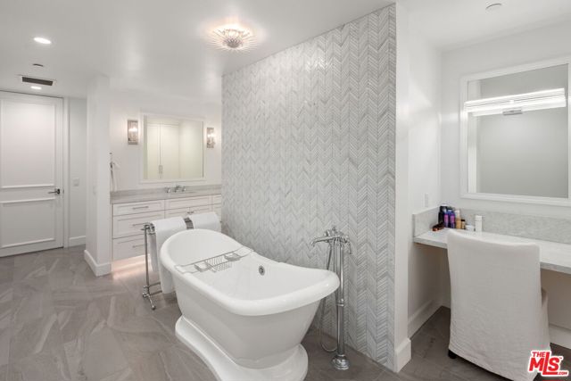 300 N Swall Drive, Beverly Hills CA: https://media.crmls.org/mediaz/150057a8-5559-4953-9c01-1498f0e9bed1.jpg