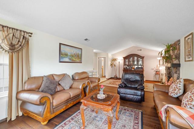 1527 Hawser Lane, Half Moon Bay CA: https://media.crmls.org/mediaz/1500caa0-8731-4c47-a189-5e3d4d391004.jpg