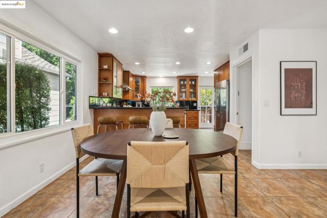 1044 Collier Dr, San Leandro CA: https://media.crmls.org/mediaz/15015338-5ba7-4008-969b-ee2d292a4f6e.jpg
