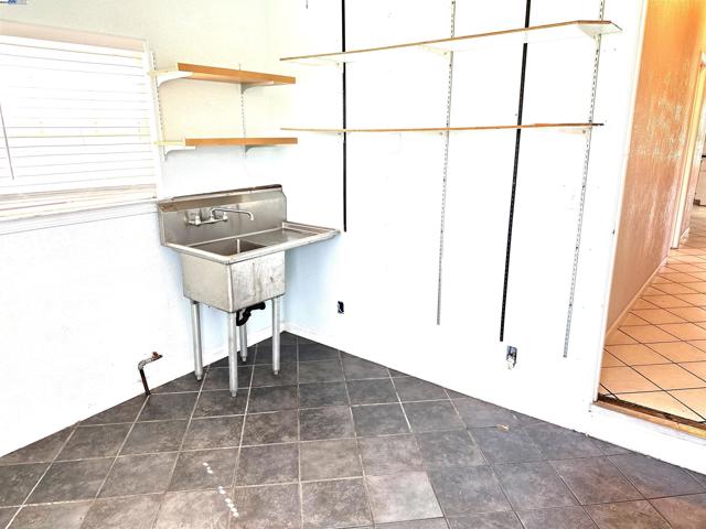 1610 85th Avenue, Oakland CA: https://media.crmls.org/mediaz/1501ffad-b400-4dce-88e0-ad84d828a33c.jpg