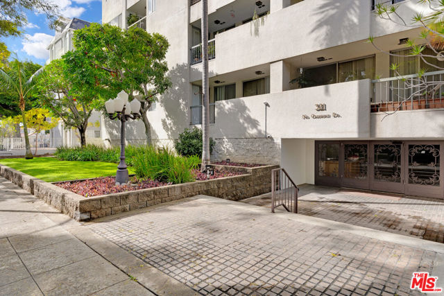 321 N Oakhurst Drive, Beverly Hills CA: https://media.crmls.org/mediaz/15023e8d-b808-4032-80f0-097970fbcbfd.jpg