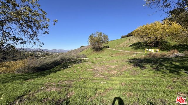 1 N Topanga Canyon Boulevard, Woodland Hills CA: https://media.crmls.org/mediaz/15025a71-33ba-4eae-82b2-1d4db8f28e82.jpg