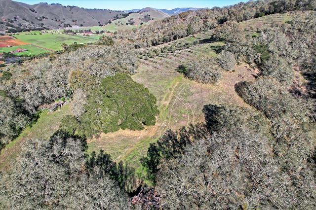 10900 Watsonville Road, Gilroy CA: https://media.crmls.org/mediaz/15032508-823f-4c81-adea-5f3fb136c510.jpg