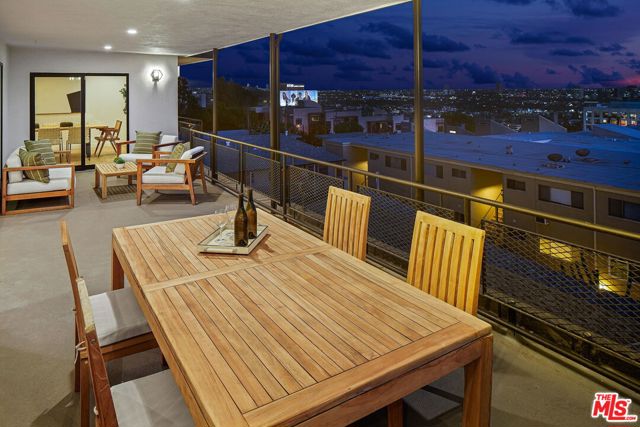 1210 LARRABEE Street photo 4