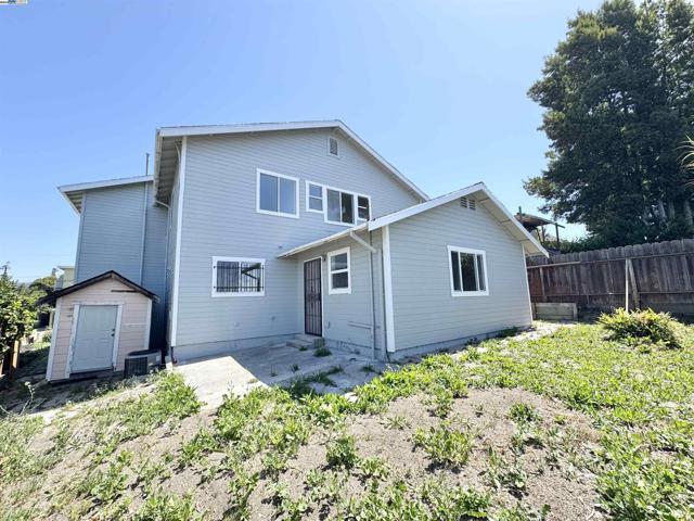3251 Hyde St, Oakland CA: https://media.crmls.org/mediaz/150394a5-732a-4ade-aadd-9b385c1389dd.jpg