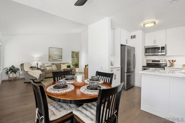 545 Shady Brook Pl, Escondido CA: https://media.crmls.org/mediaz/1504f4f6-28f0-4da4-8571-601de81e0fab.jpg