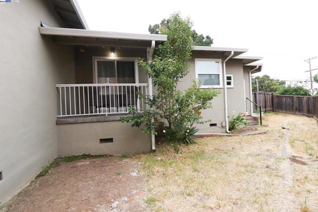 2272 Kelly St, Hayward CA: https://media.crmls.org/mediaz/1504f6ce-2577-4376-a1f7-e0151fa351bc.jpg
