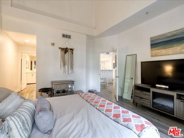 4477 Woodman Avenue, Sherman Oaks CA: https://media.crmls.org/mediaz/1505b2b3-e1d0-4e74-bd53-b073cf82918c.jpg