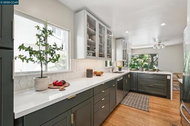 6653 Banning Dr, Oakland CA: https://media.crmls.org/mediaz/1505d43f-9db2-47a3-bb04-d88736b634b1.jpg