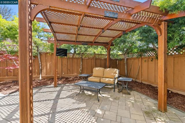 30300 Meridien Cir, Union City CA: https://media.crmls.org/mediaz/1505faa2-fe69-4216-afd5-40997793bddc.jpg