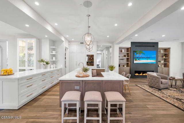 5715 Calais Court, Calabasas CA: https://media.crmls.org/mediaz/150629b2-2716-48dd-bfa5-f5d144f83972.jpg