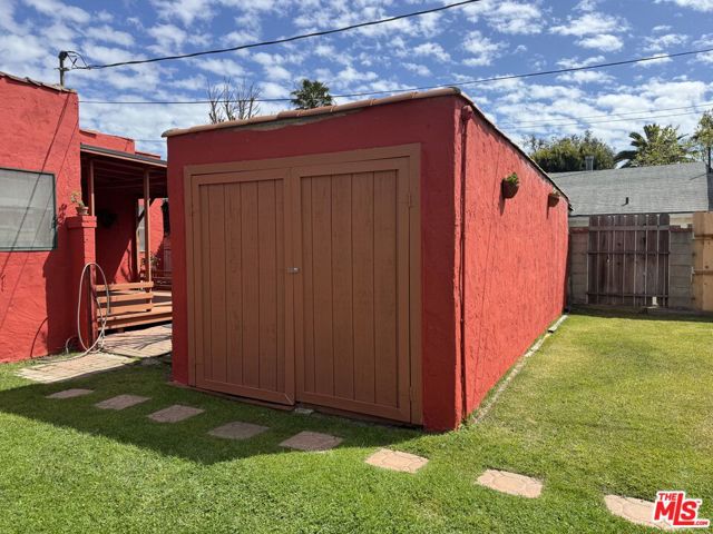 2437 Granville Avenue, Los Angeles CA: https://media.crmls.org/mediaz/15068f8a-d5fc-45d0-941a-668d8325397c.jpg