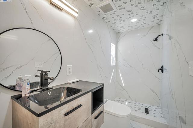 3920 Gravenstein Hwy, Sebastopol CA: https://media.crmls.org/mediaz/1506f3d2-e941-42a9-b4b1-ebbae843fd18.jpg