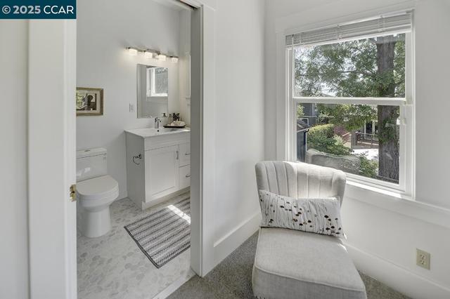 1039 Elsinore, Oakland CA: https://media.crmls.org/mediaz/15080bd3-775f-4f01-ac51-02ce1e63c838.jpg