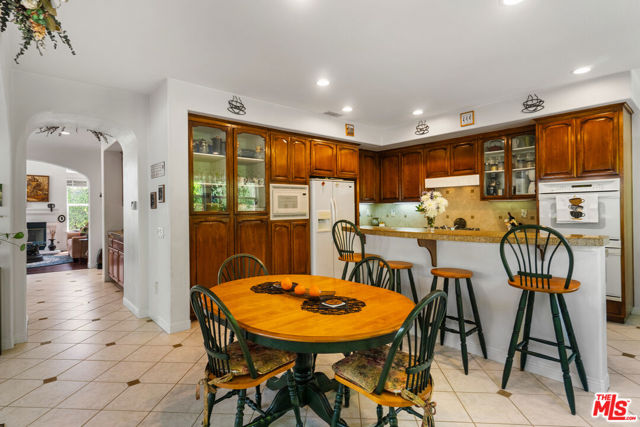 2321 Sunny Point Street, Thousand Oaks CA: https://media.crmls.org/mediaz/15081c54-b485-4974-b8fa-48a9fb132a2f.jpg