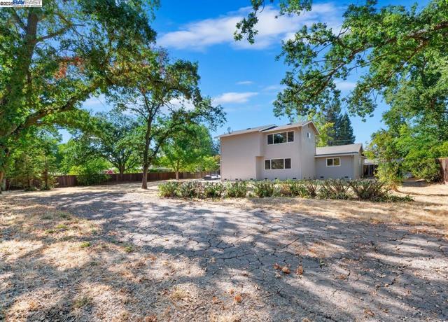 957 Ina Dr, Alamo CA: https://media.crmls.org/mediaz/150827f9-64d2-453d-92bd-49f67ff7d961.jpg