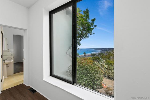 7520 Hillside Dr, La Jolla CA: https://media.crmls.org/mediaz/1509be73-b863-4685-b8ba-1a748f100a46.jpg