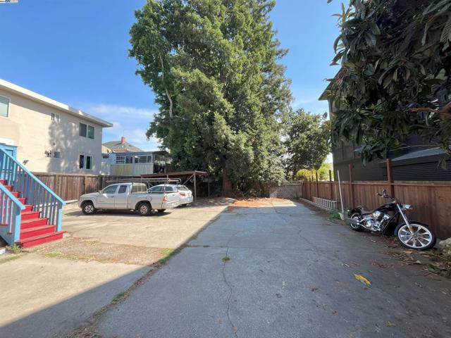 2324 9Th Ave, Oakland CA: https://media.crmls.org/mediaz/1509e7b6-8862-4089-851f-30f2af8e5a0e.jpg