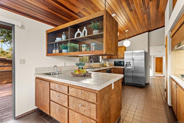 6960 Via Estrada, La Jolla CA: https://media.crmls.org/mediaz/150a42ec-d4bc-4b80-ac3f-d5b6805326cc.jpg