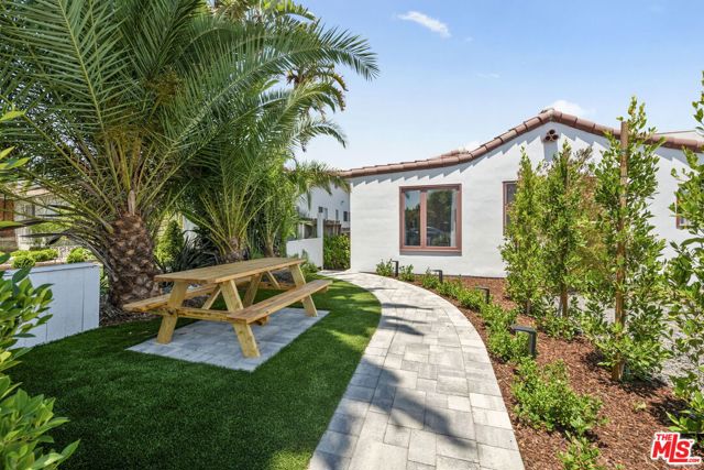 10503 Tennessee Avenue, Los Angeles CA: https://media.crmls.org/mediaz/150b9abb-4095-44c6-a242-346ee030e128.jpg
