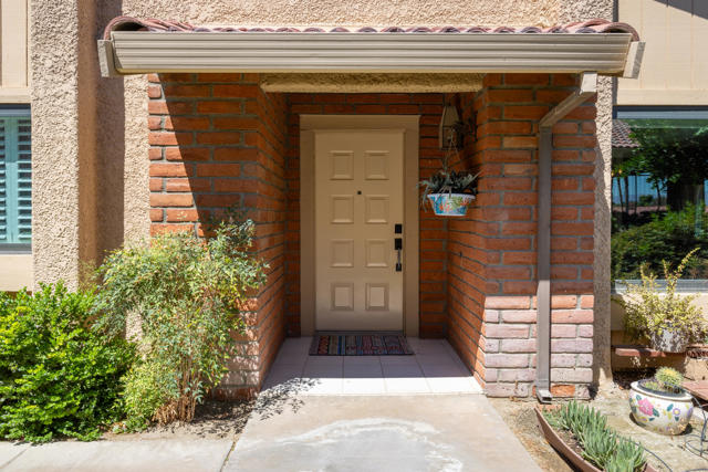 81 Camino Arroyo Place, Palm Desert CA: https://media.crmls.org/mediaz/150bd805-1a0b-4a55-9123-49533752cc32.jpg