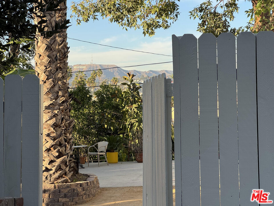 https://media.crmls.org/mediaz/150bfd30-f944-49df-aae8-8face51ccf4b.jpg?preset=X-Large