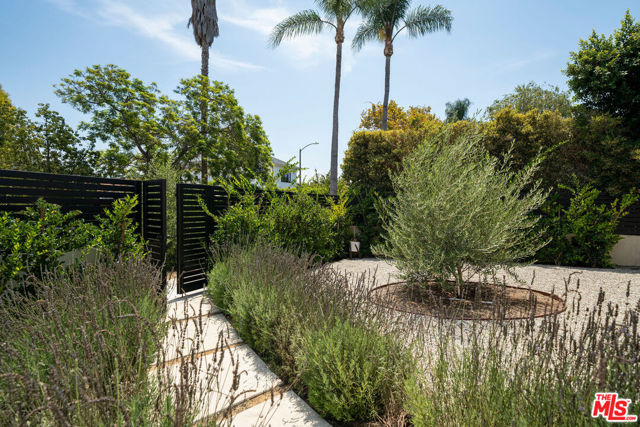 363 N Kings Road, Los Angeles CA: https://media.crmls.org/mediaz/150e1820-b927-4434-9b51-d7bc0dd04053.jpg