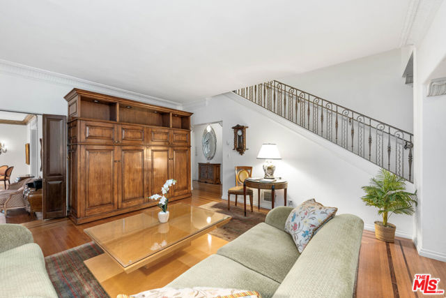 191 S Hudson Avenue, Los Angeles CA: https://media.crmls.org/mediaz/150e19c2-331a-4945-9d7a-6fae3f999598.jpg