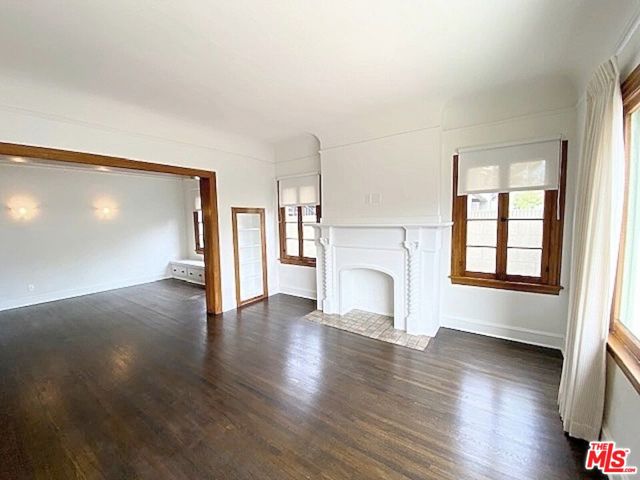 25 Falcon Avenue, Long Beach CA: https://media.crmls.org/mediaz/150e5318-f23f-4abf-8efb-fdf71cefb27d.jpg
