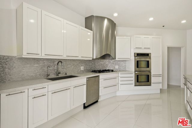 840 N Croft Avenue, Los Angeles CA: https://media.crmls.org/mediaz/150f15ab-09e4-47e7-bacc-7a163677a346.jpg