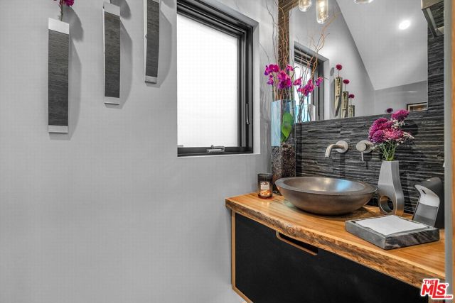 749 Oxford Ave Avenue, Venice CA: https://media.crmls.org/mediaz/150f5528-ebc1-434c-bb50-3cd7cbb8f2dc.jpg