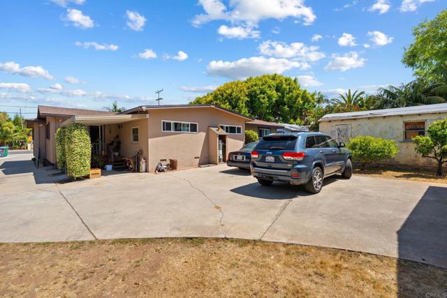 1565 Chestnut Avenue, Carlsbad CA: https://media.crmls.org/mediaz/15104a93-5538-4cd2-9c2c-f82dd4b3869a.jpg
