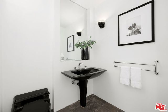 2477 Canyon Oak Drive, Los Angeles CA: https://media.crmls.org/mediaz/1510e5e5-3127-4876-b89d-28415ff572bd.jpg