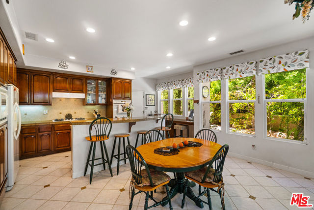 2321 Sunny Point Street, Thousand Oaks CA: https://media.crmls.org/mediaz/15111ff6-b274-4356-84fc-40292520d039.jpg