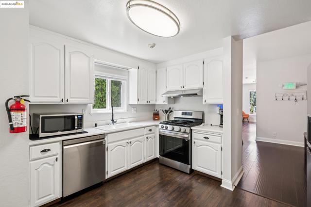 557 33Rd St, Oakland CA: https://media.crmls.org/mediaz/1511cd76-42dd-4af3-a9b2-4c73742948ed.jpg