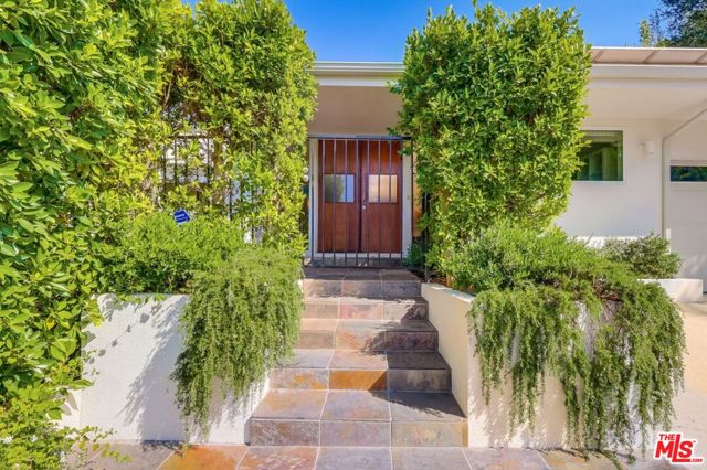 7706 Chandelle Place, Los Angeles CA: https://media.crmls.org/mediaz/1511fdd7-db62-40e7-a975-8b7f883f7496.jpg