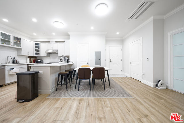 944 S Serrano Avenue, Los Angeles CA: https://media.crmls.org/mediaz/15123fb4-ad72-4e9c-ab6f-7aa90639e157.jpg