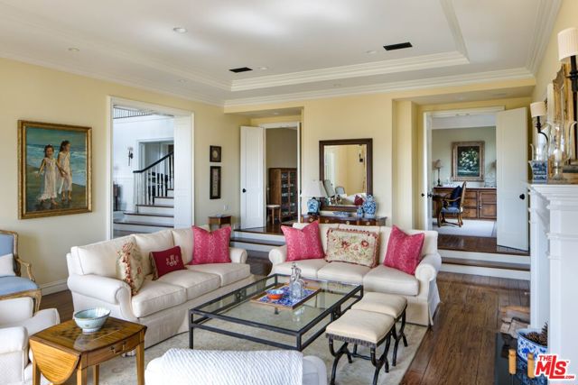 1667 Amalfi Drive, Pacific Palisades CA: https://media.crmls.org/mediaz/151244de-7dad-4385-974e-fb54bf494c64.jpg