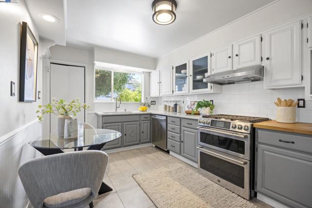 898 Union St, Alameda CA: https://media.crmls.org/mediaz/15127626-72f5-4c1c-ab9d-3129c9507e61.jpg