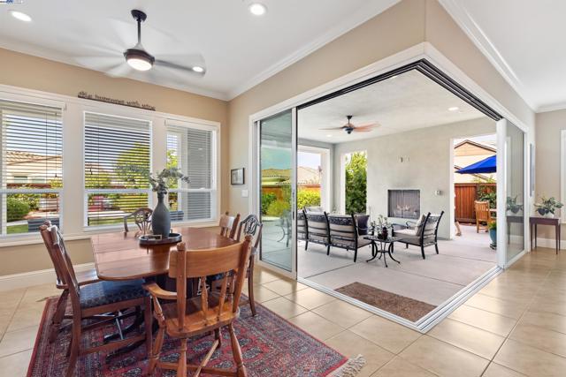 2062 Reserva Ct, Brentwood CA: https://media.crmls.org/mediaz/15132077-5334-4ae8-8fb7-ef29982f9249.jpg