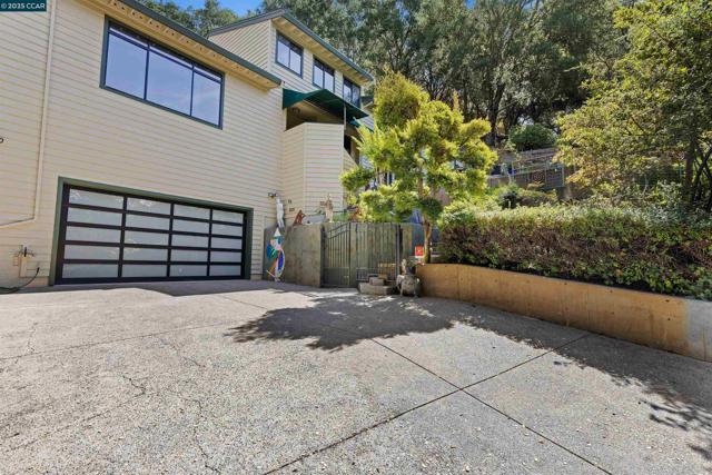 39 Mira Loma Rd, Orinda CA: https://media.crmls.org/mediaz/15139883-e8ac-41e0-a838-b61d90211a6a.jpg