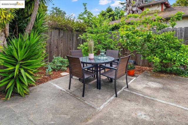 3058 Berlin Way, Oakland CA: https://media.crmls.org/mediaz/1513ae2f-e9e5-4c8f-9aff-13d5d82056e2.jpg