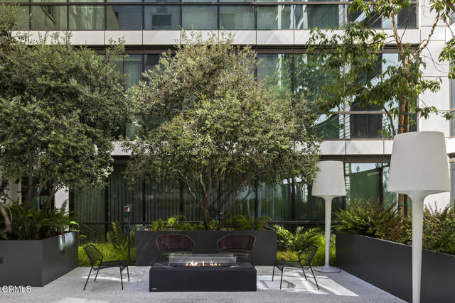 400 S Broadway, Los Angeles CA: https://media.crmls.org/mediaz/15160c44-9c18-4715-9fdb-d9d24fb68a76.jpg