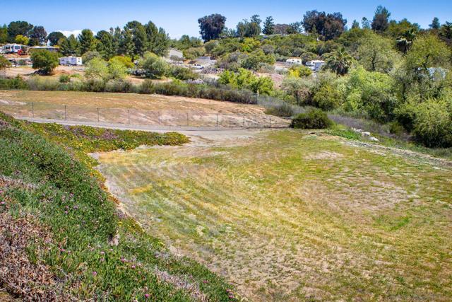 27301 Rowel Ct, Valley Center CA: https://media.crmls.org/mediaz/1516d9cc-2abc-4eca-b217-35109a0cd648.jpg