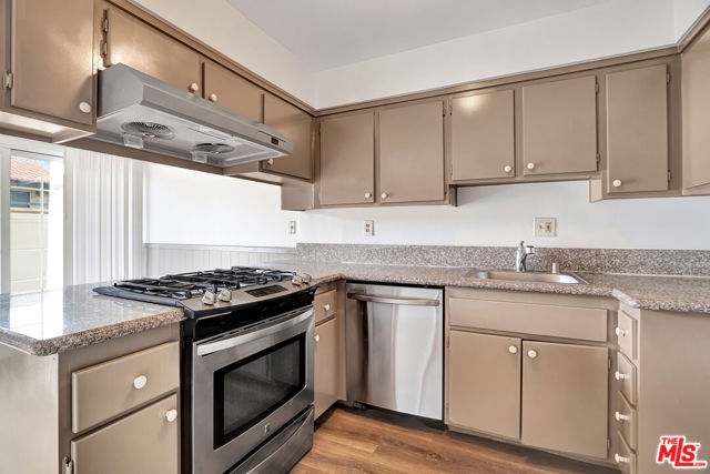 10065 De Soto Avenue, Chatsworth CA: https://media.crmls.org/mediaz/15190940-a478-4324-a77a-e09444a7e4bb.jpg